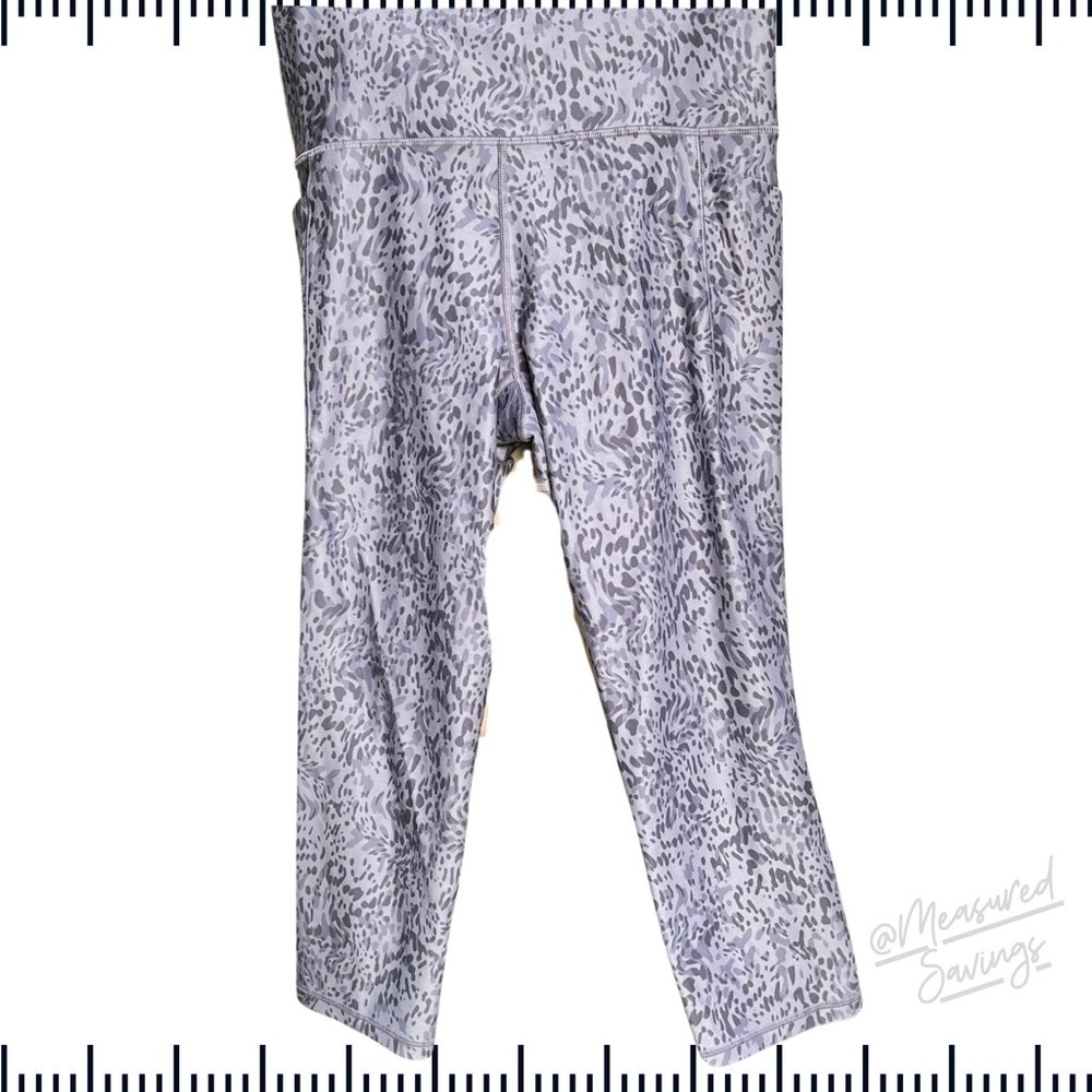 Athleta (EUC-Medium) Violet Liquid Petals Salutation Stash Capri Leggings